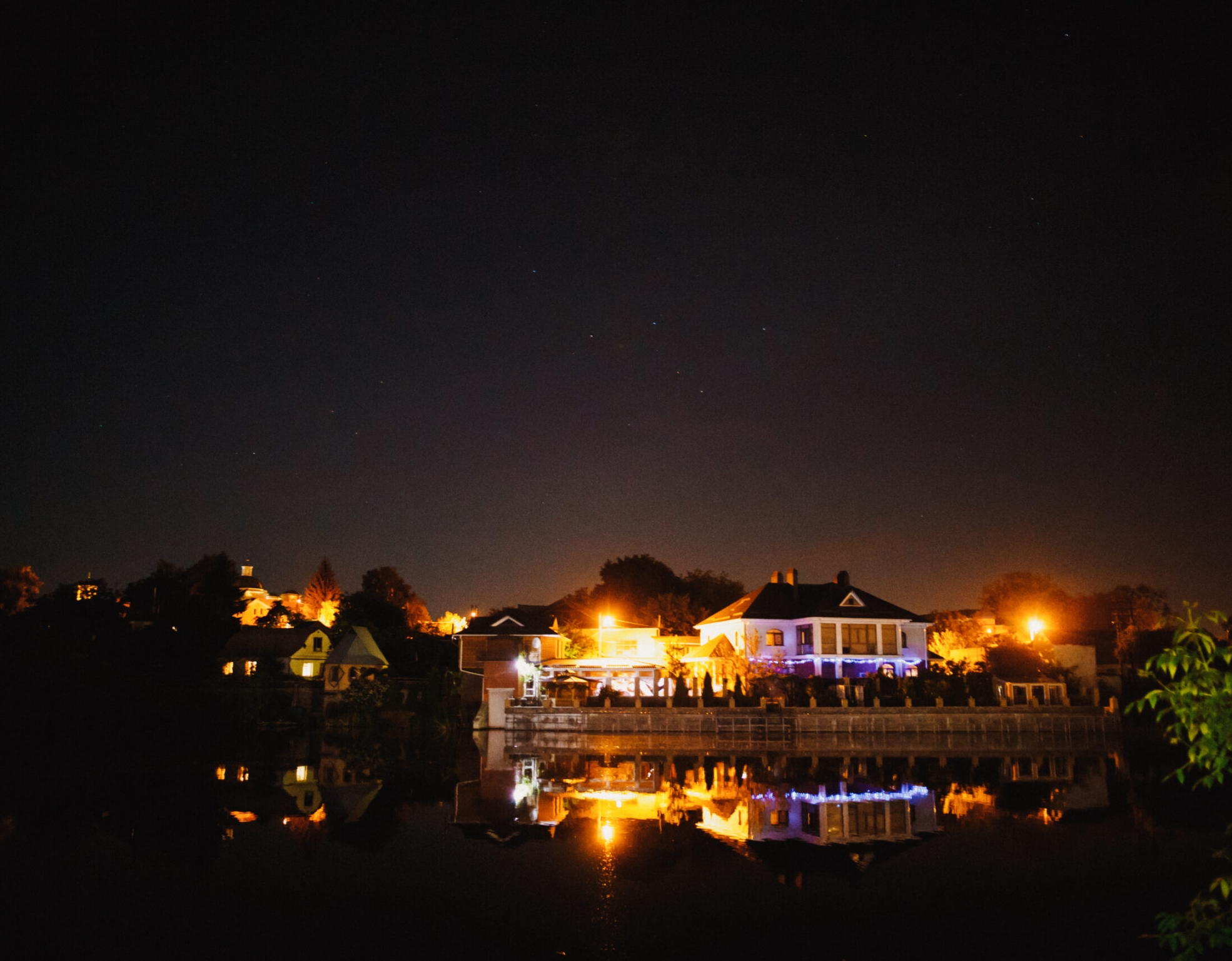 illumination of night wedding celebration near the lake